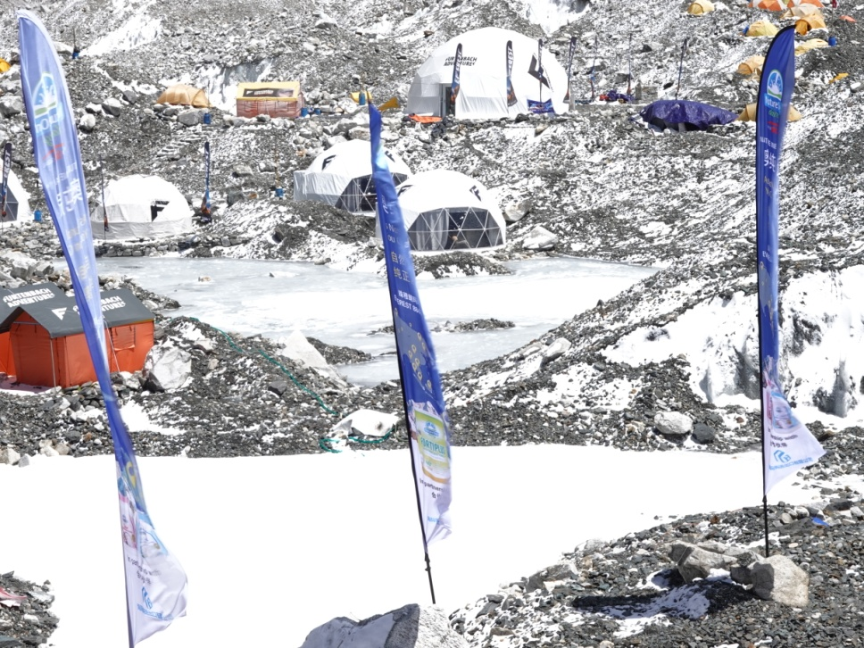 氙气“外挂”缩短到4天18小时：“没有高反我感觉棒极了”冰球突破技巧登顶珠峰正常需40多天有人却靠124万元的(图2)