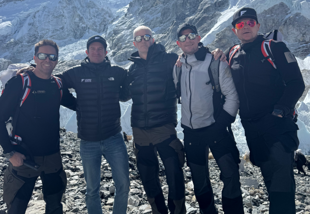 氙气“外挂”缩短到4天18小时：“没有高反我感觉棒极了”冰球突破技巧登顶珠峰正常需40多天有人却靠124万元的(图3)