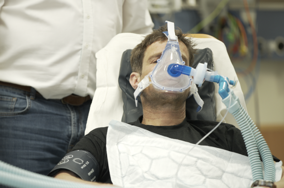 氙气“外挂”缩短到4天18小时：“没有高反我感觉棒极了”冰球突破技巧登顶珠峰正常需40多天有人却靠124万元的(图9)