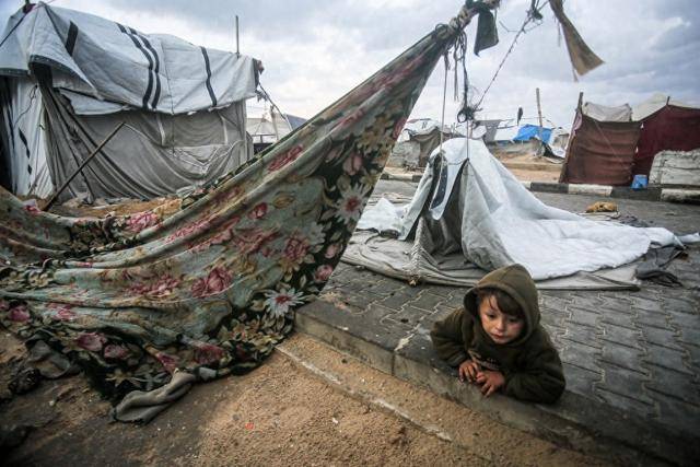 袭加沙地带：难民在寒风和泥泞中挣扎冰球突