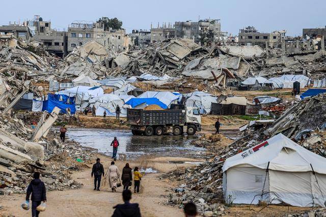 袭加沙地带：难民在寒风和泥泞中挣扎冰球突破豪华版第1现场｜冬季风暴侵(图3)