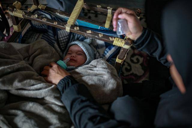 袭加沙地带：难民在寒风和泥泞中挣扎冰球突破豪华版第1现场｜冬季风暴侵(图2)