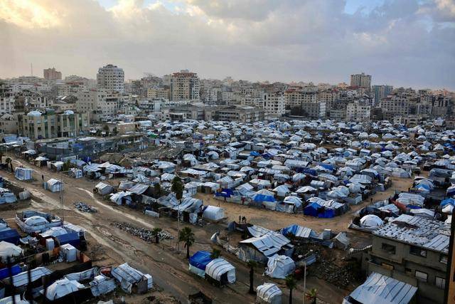 袭加沙地带：难民在寒风和泥泞中挣扎冰球突破豪华版第1现场｜冬季风暴侵(图5)