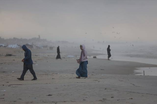 袭加沙地带：难民在寒风和泥泞中挣扎冰球突破豪华版第1现场｜冬季风暴侵(图6)