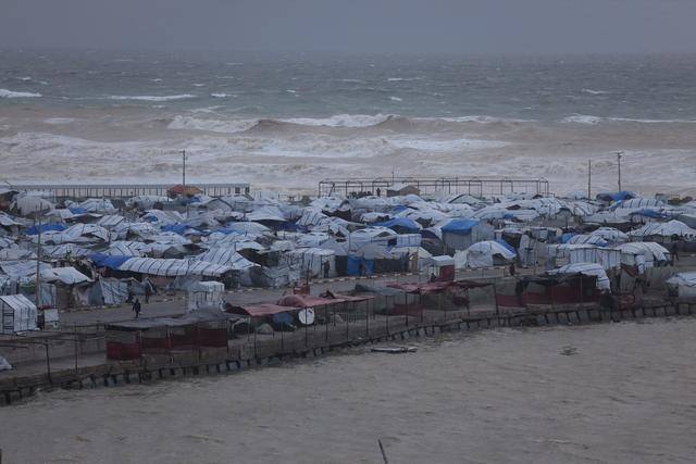 袭加沙地带：难民在寒风和泥泞中挣扎冰球突破豪华版第1现场｜冬季风暴侵(图7)