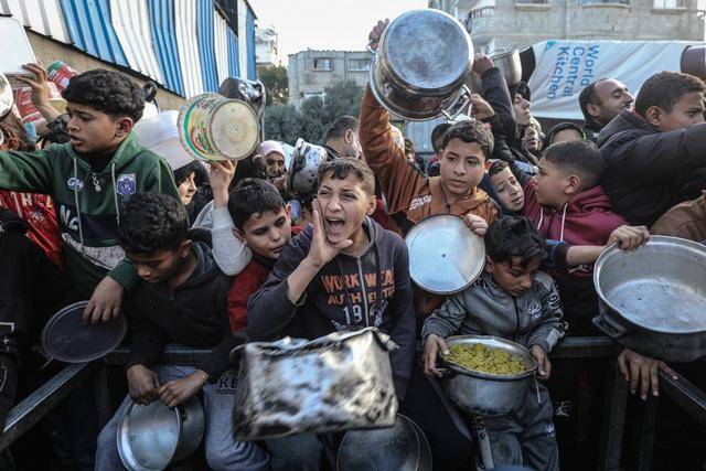 袭加沙地带：难民在寒风和泥泞中挣扎冰球突破豪华版第1现场｜冬季风暴侵(图9)