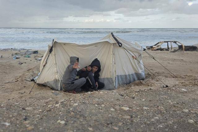 袭加沙地带：难民在寒风和泥泞中挣扎冰球突破豪华版第1现场｜冬季风暴侵(图10)