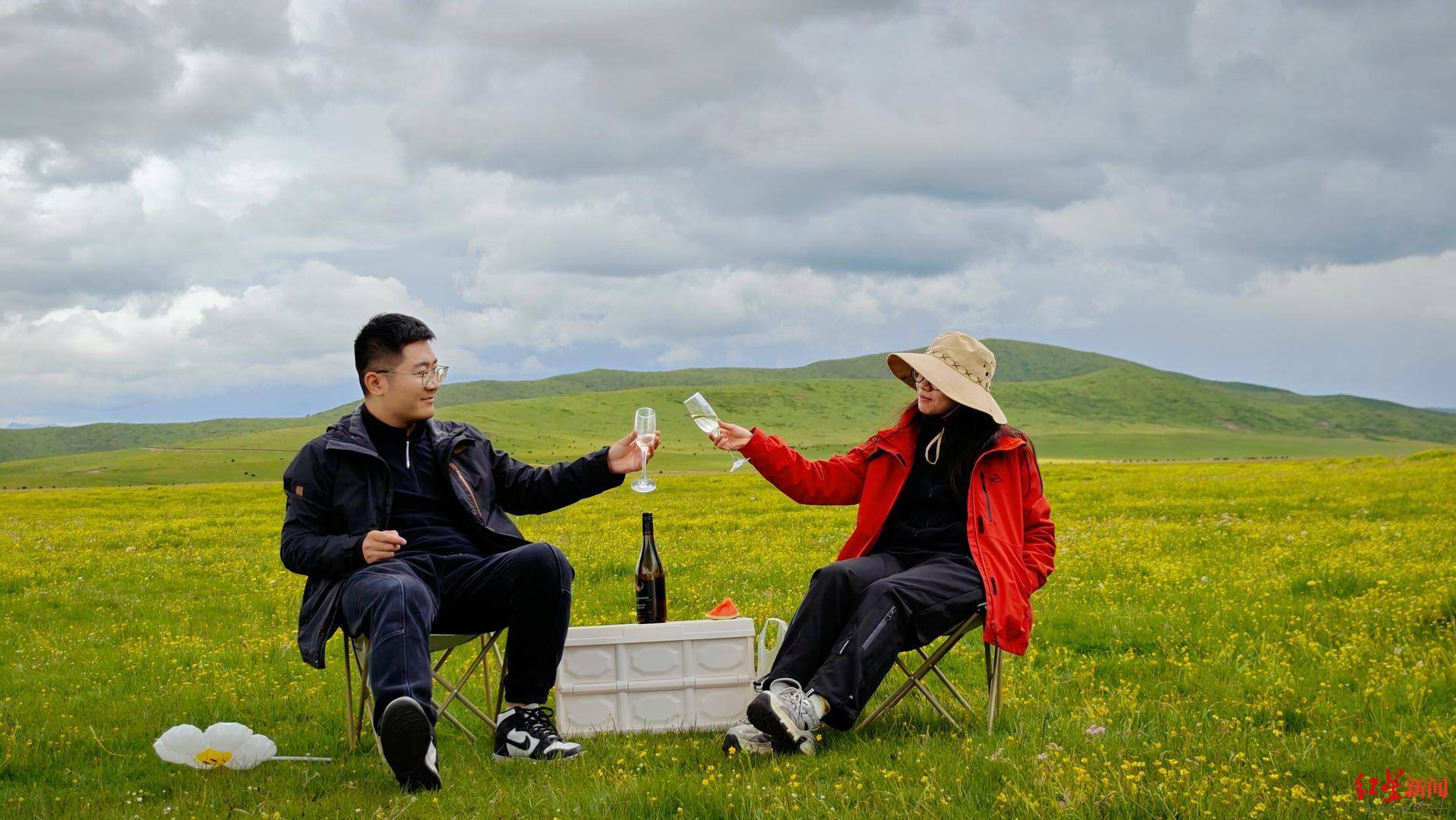 ！“欢乐天际线架无人机点亮“天空寄语”冰球突破平台这是幸福成都最浪漫的告白(图1)