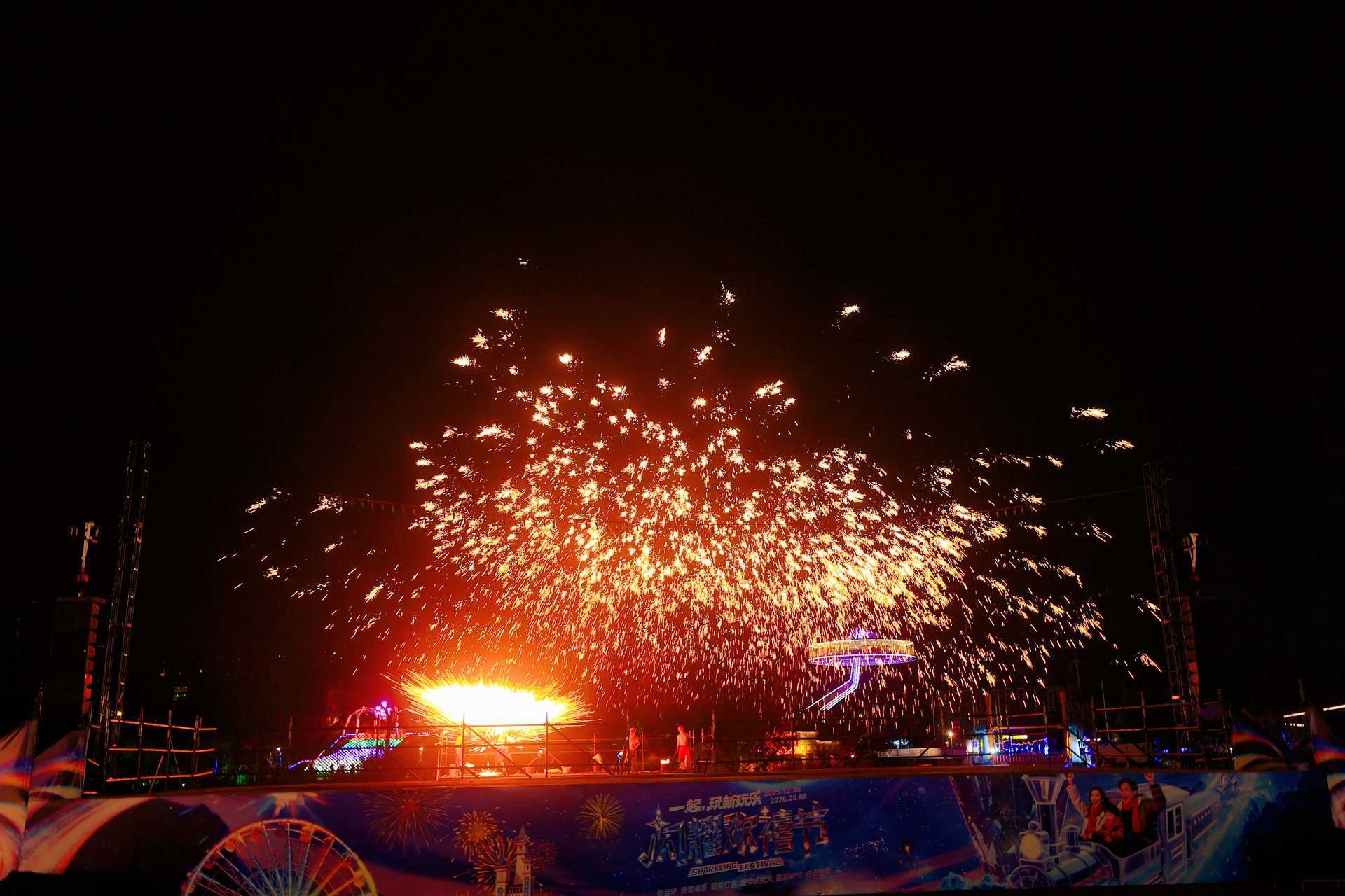 ！“欢乐天际线架无人机点亮“天空寄语”冰球突破平台这是幸福成都最浪漫的告白(图3)