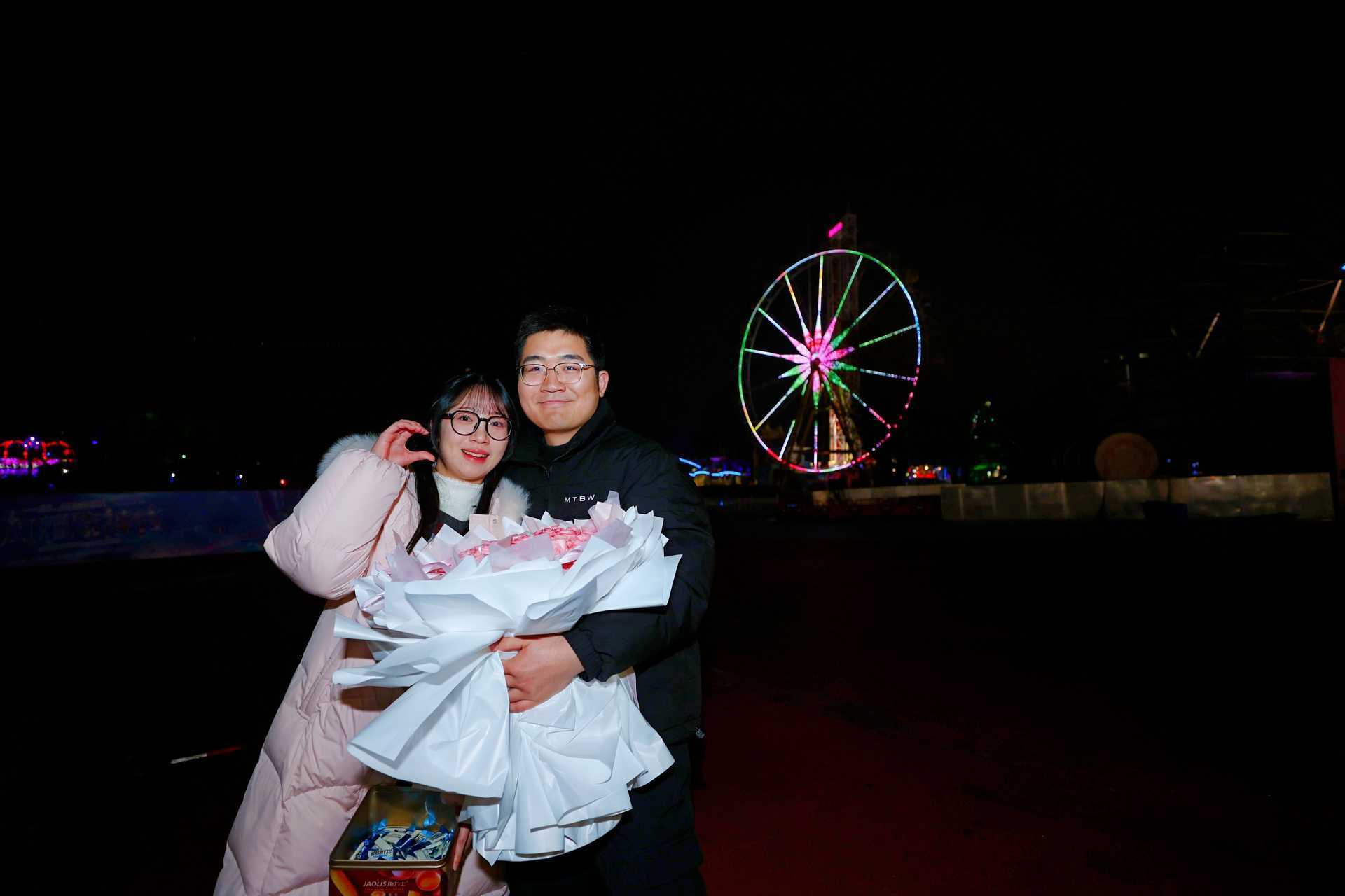 ！“欢乐天际线架无人机点亮“天空寄语”冰球突破平台这是幸福成都最浪漫的告白(图2)